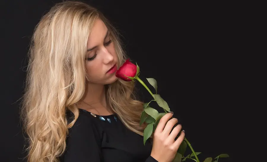meaning of red roses to women